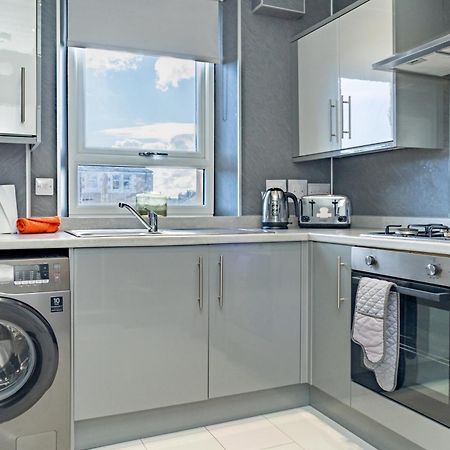 Central Serviced Apartments - 2 Bedroom - Free Street Parking - Fast Wifi - Smart Tvs In All Rooms - Ground Level - Family Neighbourhood - 3 X Double Beds - Heating 24-7 - Trade Stays - Weekly & Monthly Offers Dundee Luaran gambar